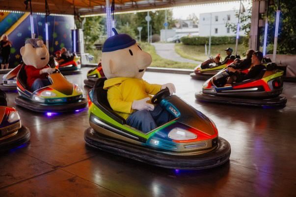 Maskot v autíčku na dětském autodromu