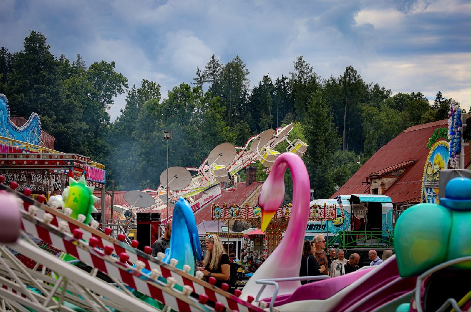 Panoramatický pohled na pouťový areál s mnoha atrakcemi